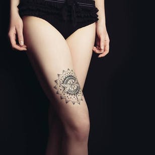 Tatuaje ornamental de libélula por Marine Ishigo #MarineIshigo #ormamental #mandala #dragonfly #linework #dotwork #blackwork
