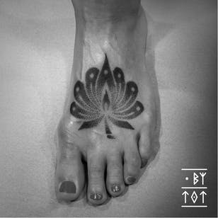 Tatuaje de flores por Mr Tot #MrTot #handpoke #handpoked #dotwork #flower