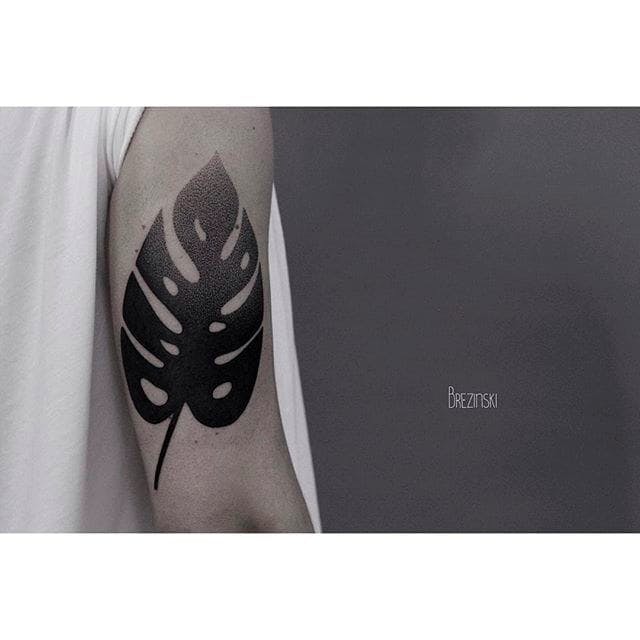 Large Leaf Tattoo por Ilya Brezinski #Ilyabrezinski #ilyabrezinskitattoo #black #blackwork #minimalist #blade tattoo #leaf # lion tattoo #Minsk