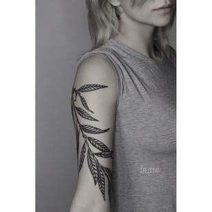 Deja el tatuaje en la parte superior del brazo por Ilya Brezinski #Ilyabrezinski #ilyabrezinskitattoo #black #blackwork #minimalist #leaf tattoo #leaves #lions tattoo #Minsk