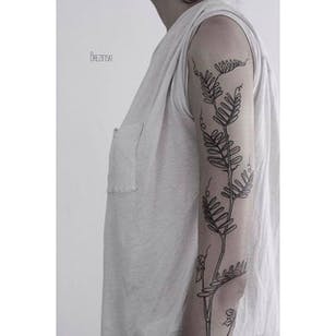 Bonita línea de trabajo en este tatuaje de hojas de Ilya Brezinski #Ilyabrezinski #ilyabrezinskitattoo #black #blackwork #minimalist #leaf tattoo #leaves # lion tattoo #Minsk