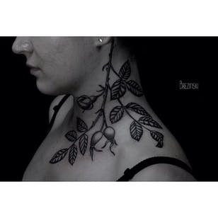 Hermosa colocación de este tatuaje de hojas en el cuello al pecho por Ilya Brezinski #Ilyabrezinski #ilyabrezinskitattoo #black #blackwork #minimalist #leaf tattoo #leaves # lion tattoo #Minsk