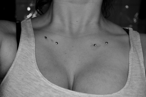 Fantásticos piercings de clavícula para niñas