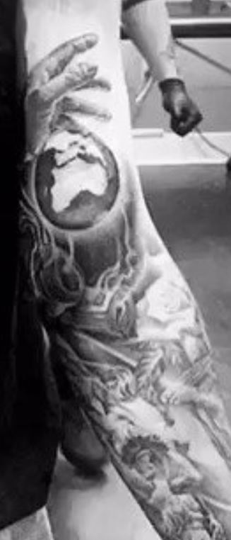 Ethan brazo tatuaje