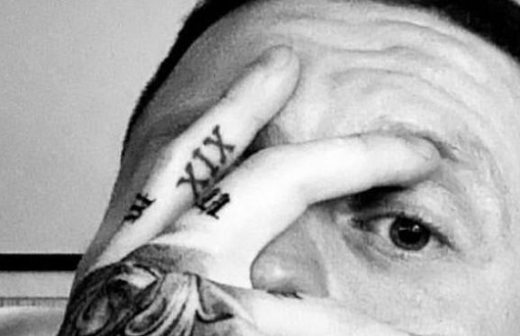 Ethan dedo tatuaje