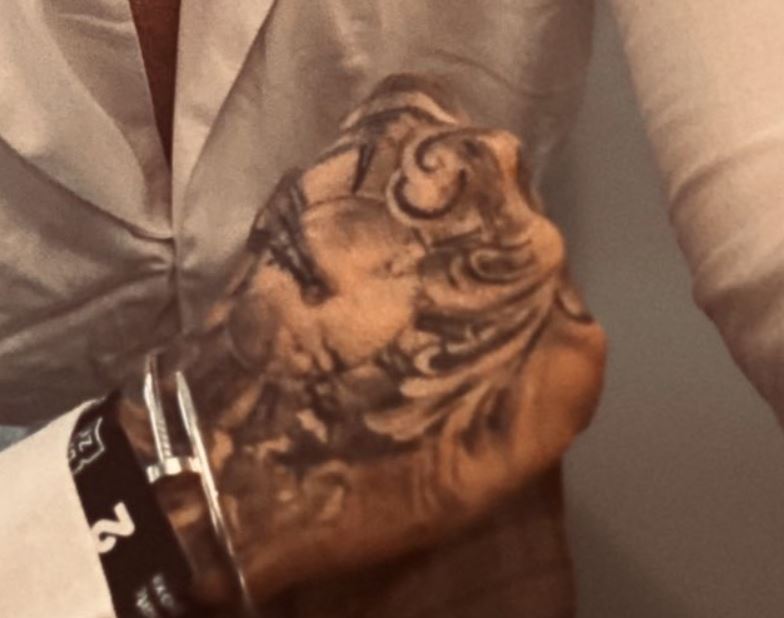 Ethan real tatuaje
