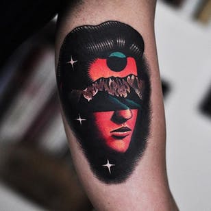 Tatuaje de Elvis Presley por David Cote.  #DavidCote #semiabstrakt #trippy #psykedelisk #popkultur #elvispresley #ikon