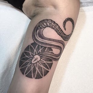 Tatuaje serpiente por Lawrence Edwards #snake #snaketattoo #dotworksnake #dotwork #dotworktattoo #dotworktattoos #blackwork #blackworktattoo #blackworktattoos #dot #dottattoos #LawrenceEdwards