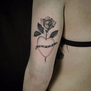 Tatuaje de corazón poético de Ed Taemets #EdTaemets # diente negro gris #blackwork # corazón # rosa # cadena