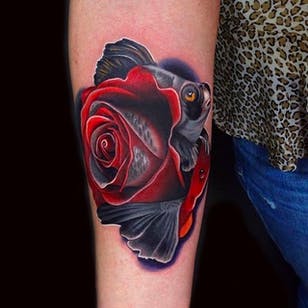 Fish and Rose Tattoo por Andrés Acosta @Acostattoo # AndrésAcosta #Acostattoo #Rose #Rosetattoo #Rosetattoos #Austin #Fish #Fishtattoo
