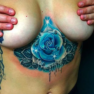 Beautiful Blue Rose Tattoo por Andrés Acosta @Acostattoo # AndrésAcosta #Acostattoo #Rose #Rosetattoo #Rosetattoos #Austin #Underboobtattoo #Sternumtattoo #Bluerose