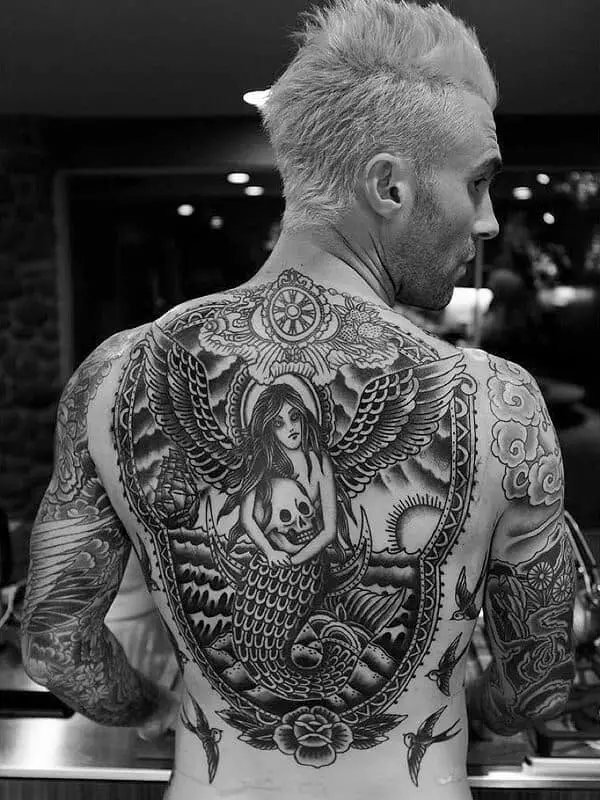 Adam levine sirena sosteniendo un tatuaje de calavera