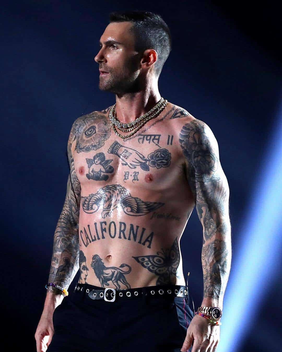 Adam Levine amor verdadero con un tatuaje de rosa