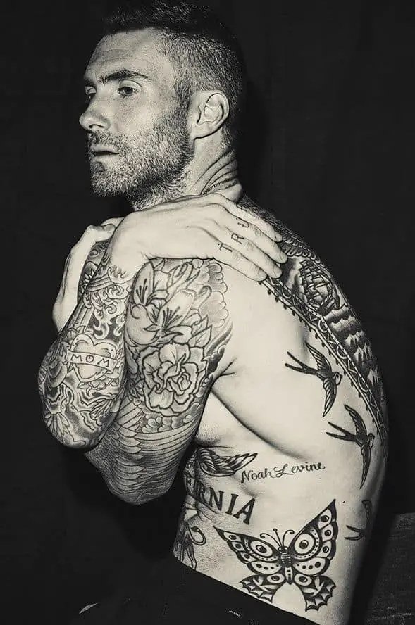 Adam Levine tatuaje de mariposa
