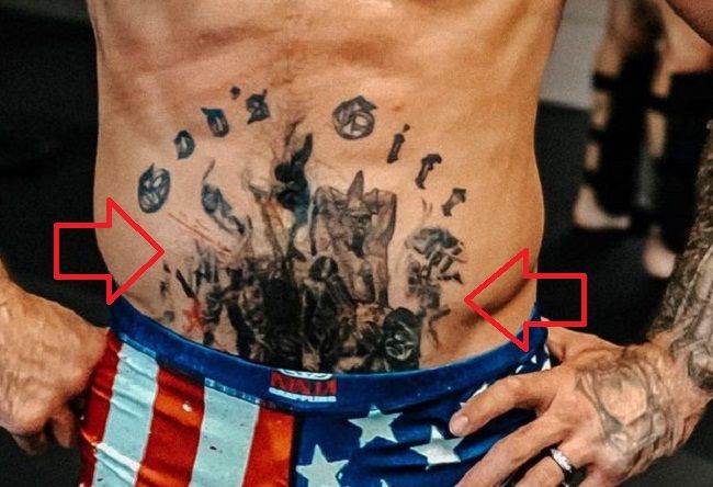 MIke Perry - Tatuaje en la parte inferior del abdomen