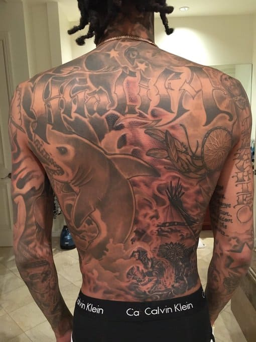 wiz khalifa tatuaje en la espalda