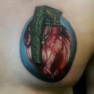 Tatuaje de una granada de corazón de Mat Valles.  #realismo #colorrealismo #MatValles #corazón # granada