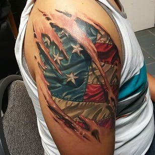 Tatuaje de rasgadura en la piel de la bandera estadounidense de Mat Valles.  #realismo #farverealisme #MatValles # hudskinne #flag #Amerikanskflag