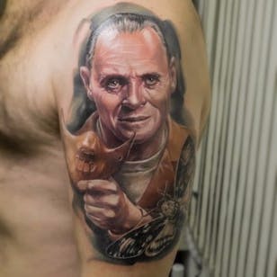 Tatuaje de Hannibal Lecter de Alex Noir.  #realismo #farrealismo #AlexNoir # portræt #AnthonyHopkins #HannibalLecter