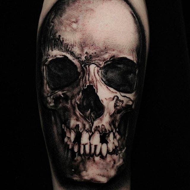Skull Tattoo por Paul Tougas @PaulTougas #PaulTougas #PaulTougasTattoo #Black #Black Tattoo #Canada #Skull