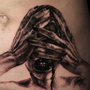 Mujer tapándose la cara Tatuaje por Paul Tougas @PaulTougas #PaulTougas #PaulTougasTattoo #Negro #Sorttattoo #Canada
