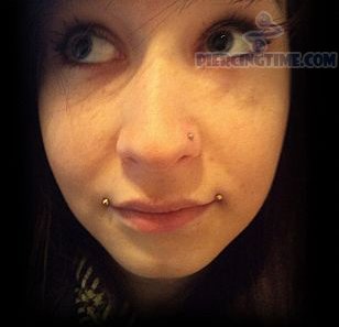 Chica con nariz y dahlia muerde piercing