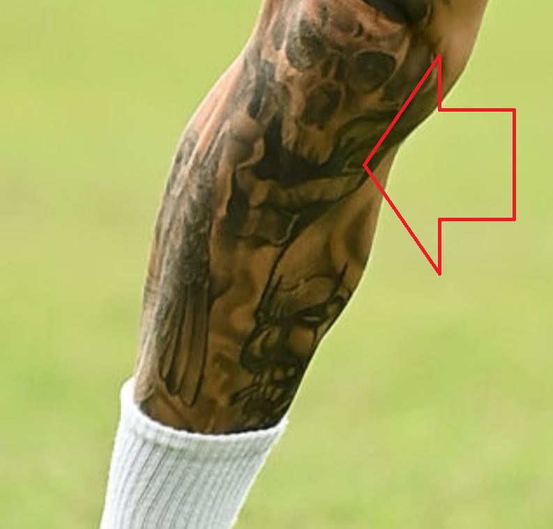 Tatuaje de calavera de Dustin en la pierna derecha