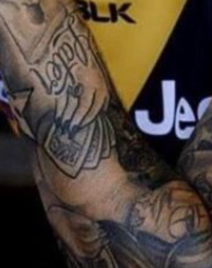 Mano de Dustin con tarjeta de tatuaje