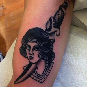 Tatuaje de daga y mujer realizado por Sergey Kartoha.  #SergeyKartoha #girltattoo #oldschooltattoo #traditionaltattoo #dagger #blackwork