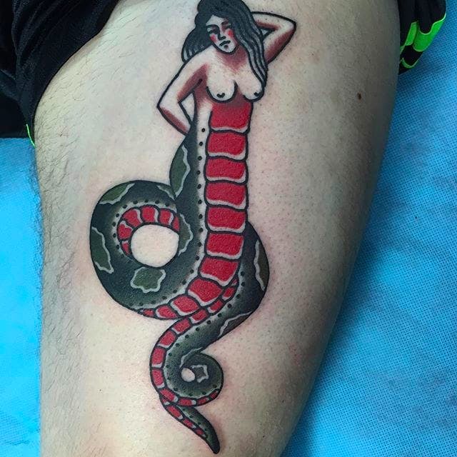 Increíble tatuaje de niña serpiente de Sergey Kartoha.  #SergeyKartoha #girltattoo #oldschooltattoo #traditionaltattoo #snake #snakelady