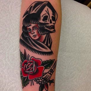 El cortacésped, una mujer y una rosa.  Imágenes clásicas y atemporales, tatuaje de Sergey Kartoha.  #SergeyKartoha #girltattoo #oldschooltattoo #traditionaltattoo #rose #reaper #woman #hand #death