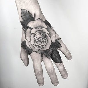 Rose Tattoo por Nathan Kostechko #rose #rosetattoo #blackandgreyrose #blackandgrey #blackandgreytattoo #blackandgreytattoos #fineline #finelinetattoo #blackwork #detailed #NathanKostechko