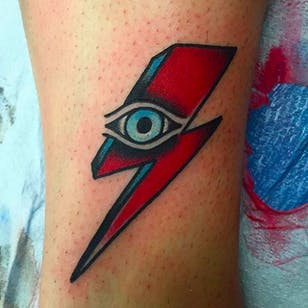 Ziggy Stardust Lightning Bolt Tattoo por Cam Davis @ The.Clam #CamDavis #ZiggyStardust #LightningBolt #DavidBowie #Ugl #Neotraditional
