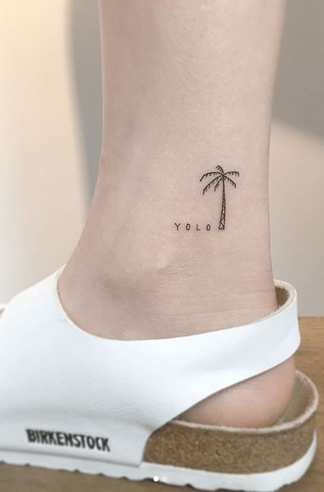 tatuaje de palmera en el tobillo