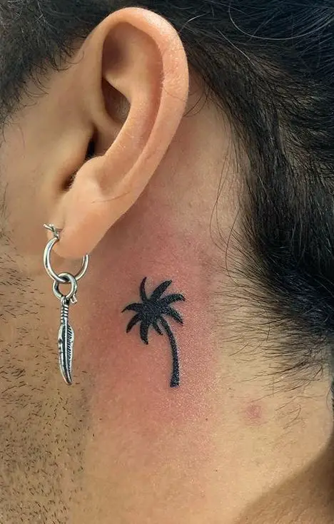 tatuaje de oreja de palmera
