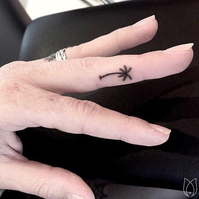tatuaje de dedo de palma