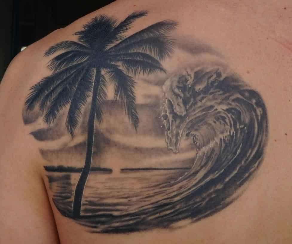 tatuaje de palmera en la espalda