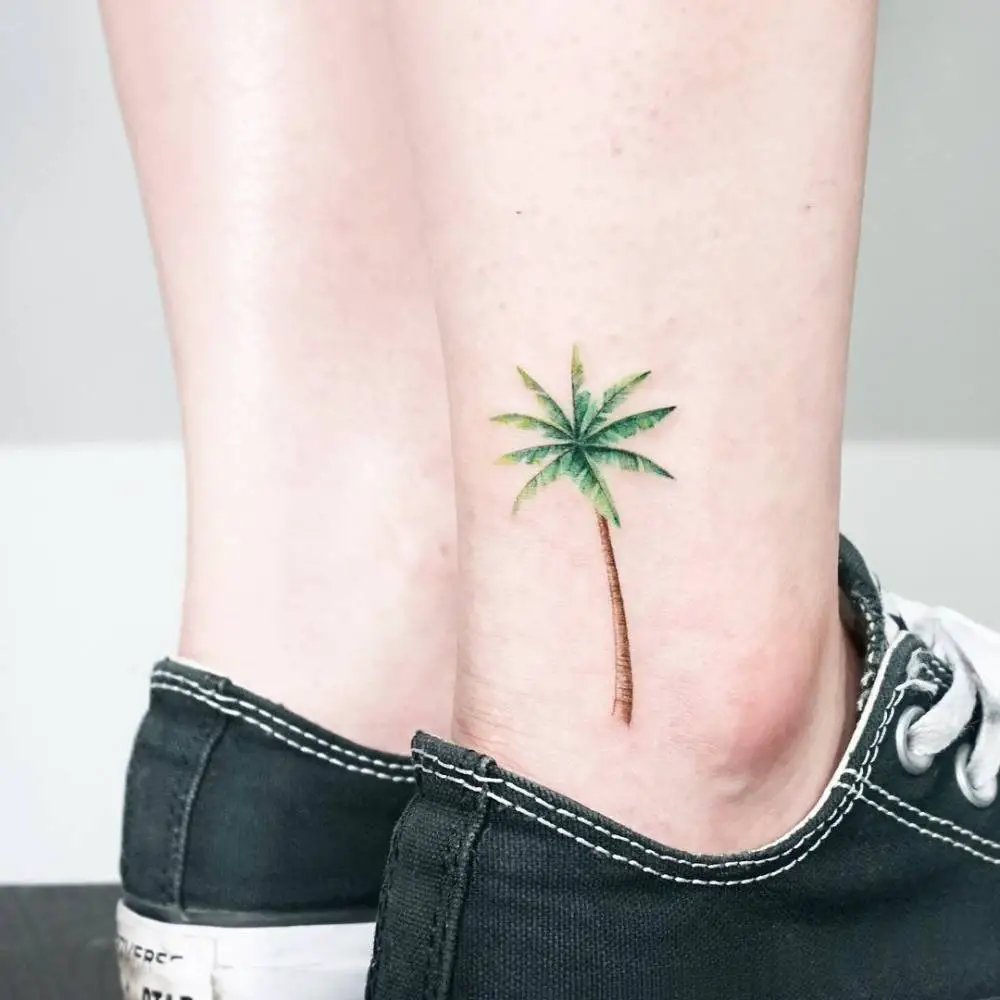 tatuaje de palmera en el tobillo