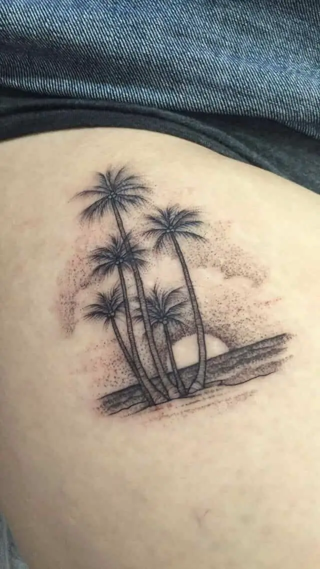tatuaje de palmera en el muslo
