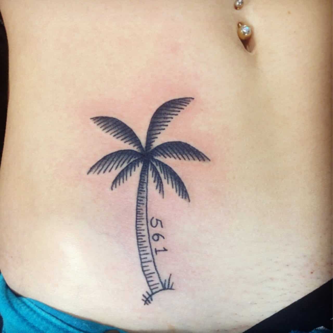tatuaje de palmera en la cadera