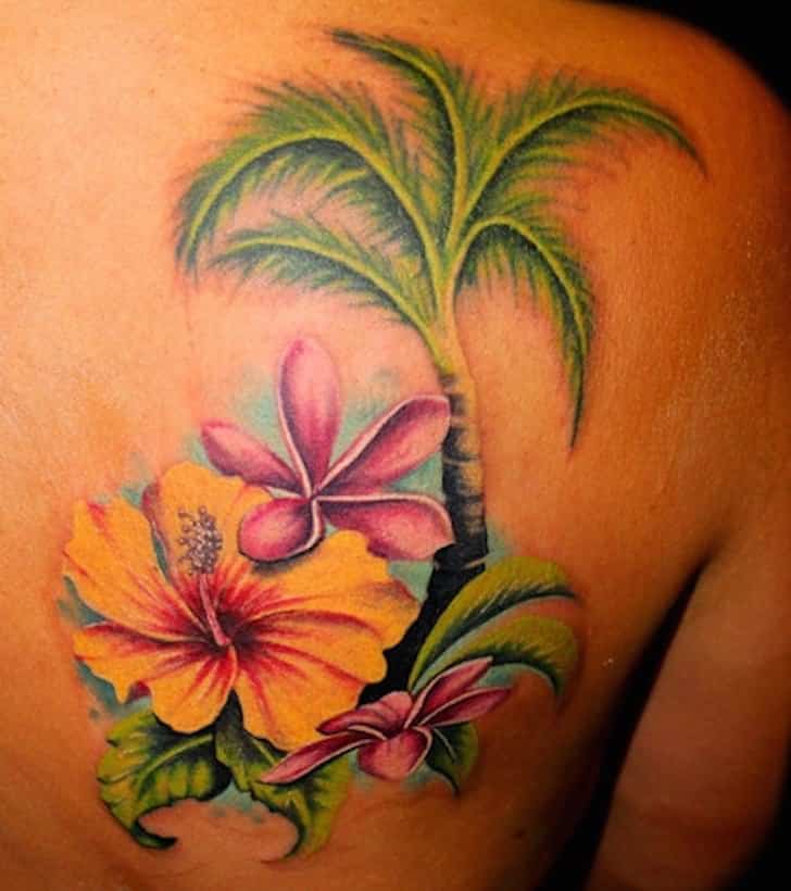 tatuaje de palmera en la espalda