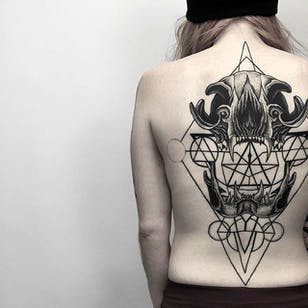 Halagador pieza de espalda Tatuaje en una mujer por Otheser @Otheser_stc #Otheser #SakeTattooCrew #Atenas #Negro #Geometría #Geométrico #Dotwork #Animal #Cráneo