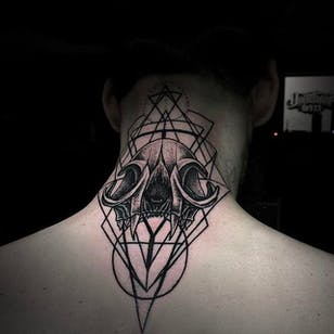 Hermoso tatuaje de geometría negra en la parte posterior del cuello por Otheser @Otheser_stc #Otheser #SakeTattooCrew #Atenas #Negro #Geometría #Geométrico #Dotwork #Animales #Cráneo