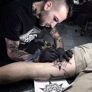 Otheser, artista del tatuaje en Sake Tattoo Crew, Atenas @Otheser_stc #Otheser #BlackGeometry #SakeTattooCrew #Athens #Tattoos