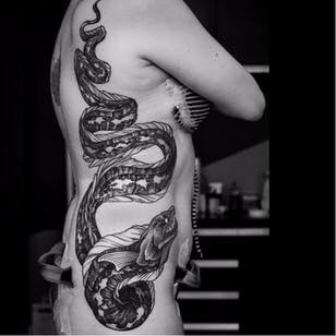 ¡Tatuaje de anguila morena de Frederico Rabelo!  #eel #FredericoRabelo #Morayeel #blackwork