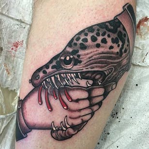 Tatuaje de anguila morena por Jason Johnson #beer #JasonJohnson #morayeel #bit