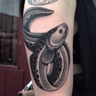 Tatuaje de anguila por Michael E. Bennett #beer #MichaelEBennett #blackwork #traditional