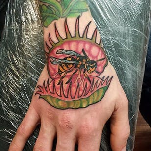 Plant Hand Tattoo por Ben Horrocks #venusflytrap #flytrap #plant #flower # BenHorrocks