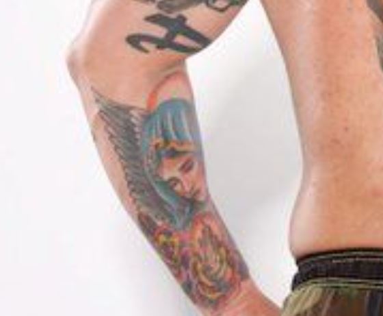 El retrato de Jason con un tatuaje en las alas.