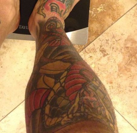 Tatuaje de Jason en la pierna derecha